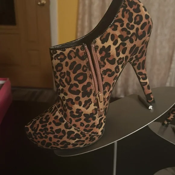 Qupid Leopard Print Booties - Picture 4 of 8